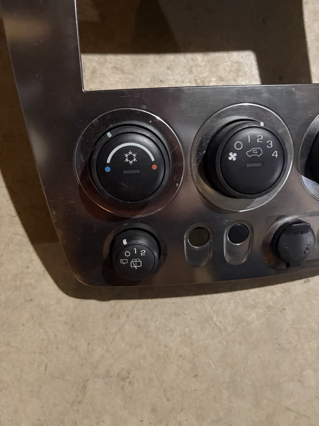 06 07 08 09 10 HUMMER H3 DASH CENTER RADIO DISPLAY CLIMATE CONTROL BEZEL
